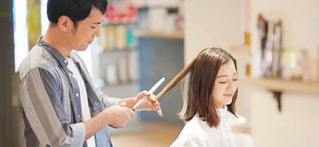 ヘアカット中の美容師