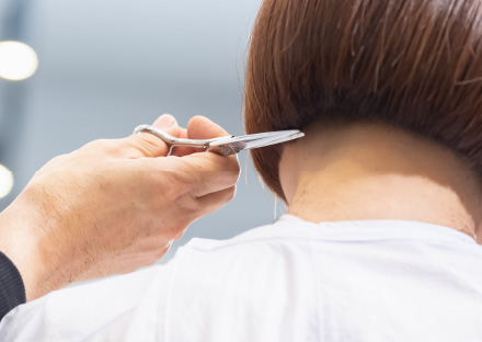 ボブヘアをカットする美容師の手元